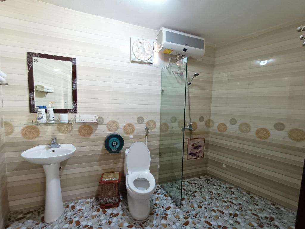 宁平Tam Coc Sunshine Homestay的一间带卫生间和水槽的浴室