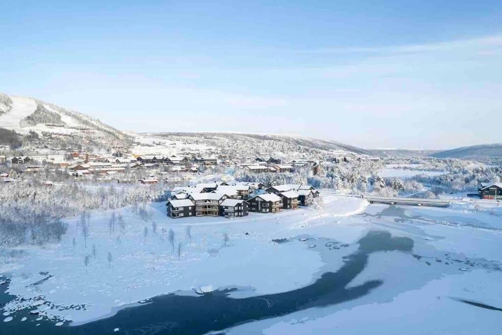 耶卢Fin leilighet på Geilotunet leies ut的雪中村庄的空中景观
