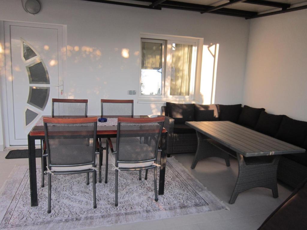察夫塔特Studio Apartment Solis的客厅配有桌椅和沙发