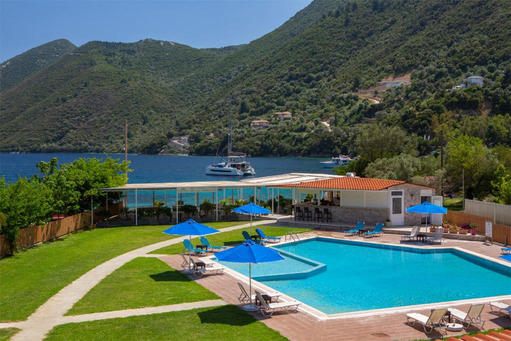 耶尼翁Menes Hotel的一个带游泳池和湖泊的度假胜地