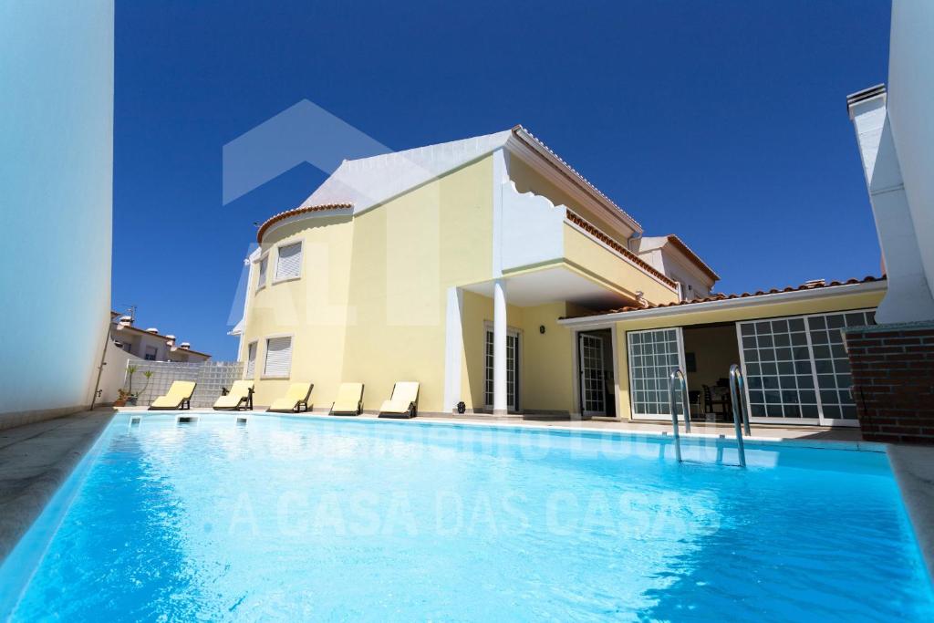 埃里塞拉Villa BelaVista by ACasaDasCasas的一座带游泳池和房子的别墅