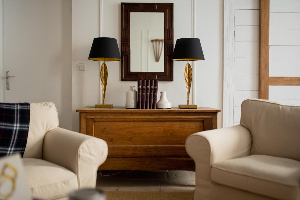 沙特尔LeParticulier - L'Amiral的客厅配有两把椅子和镜子