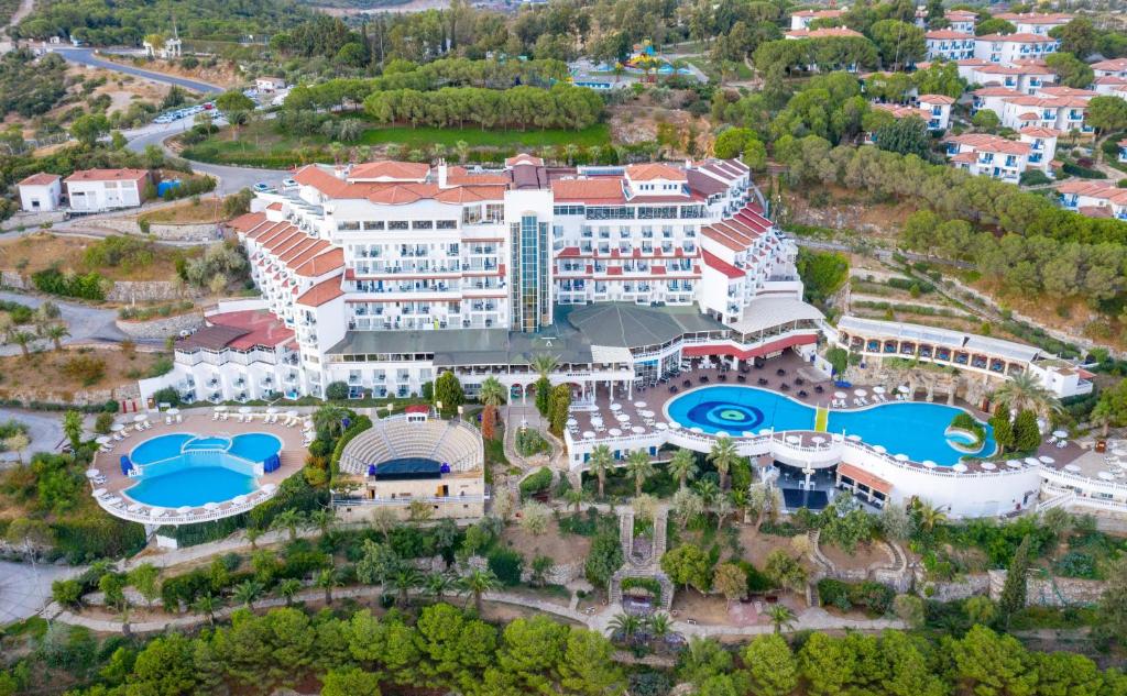 库萨达斯Labranda Ephesus Princess - All Inclusive的享有带游泳池的度假村的空中景致