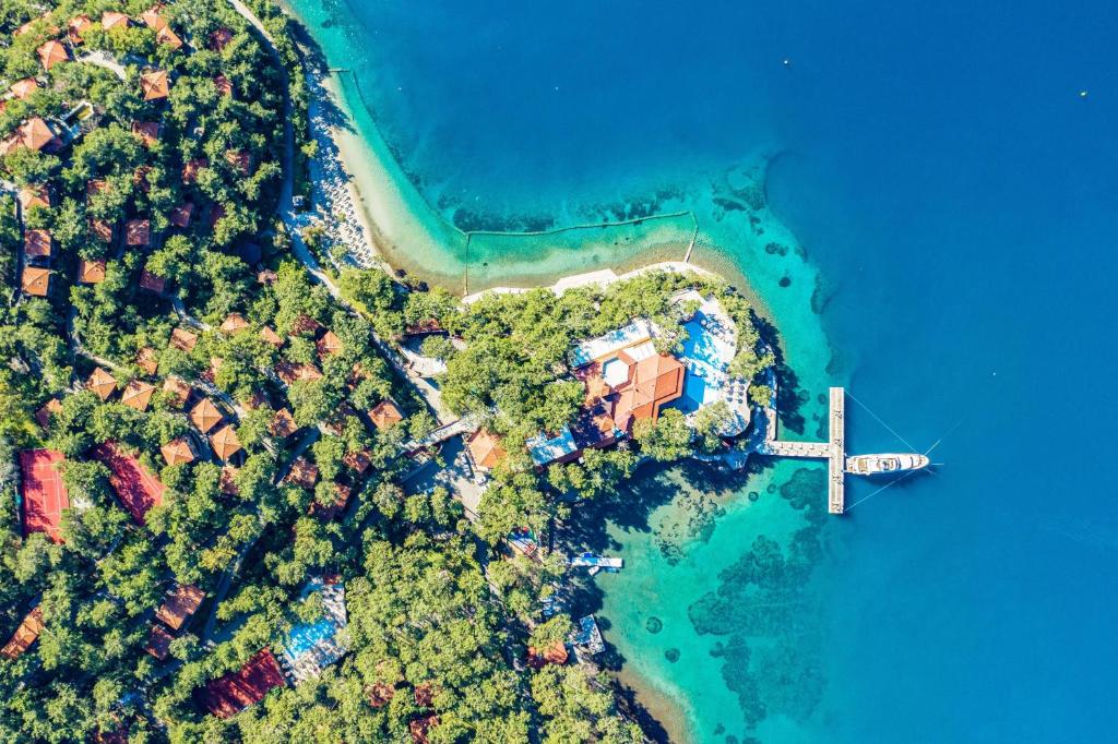马尔马里斯Marmaris Bay Resort - Adults Only的水中岛上房屋的空中景观