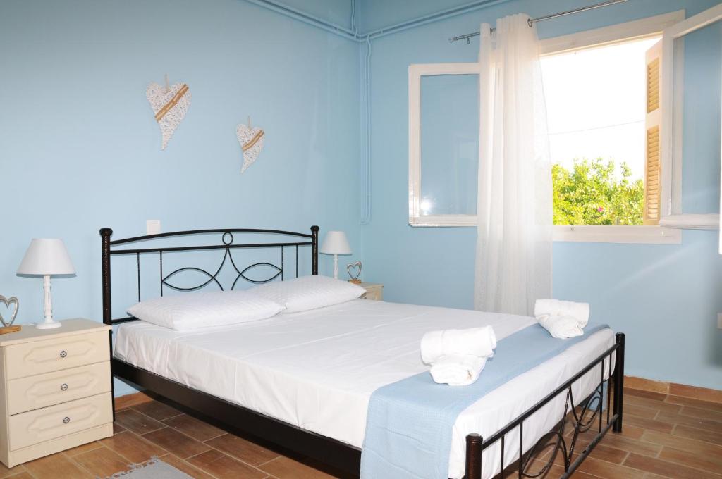 伊斯米亚The Byzantine Wall House的蓝色的卧室设有床和窗户
