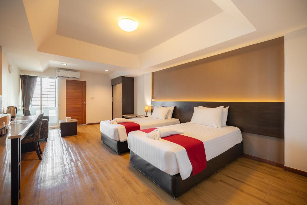 莱卡邦金玉素万那普酒店的酒店客房配有两张床和一张书桌