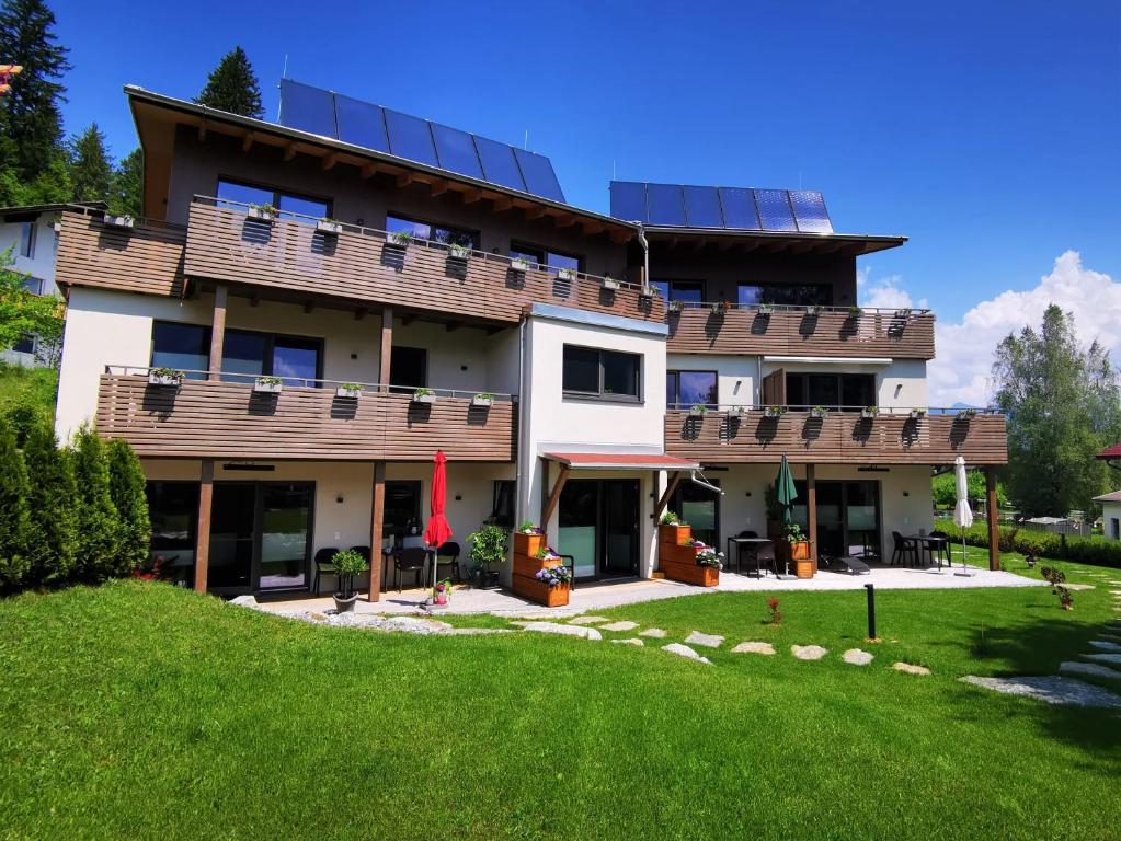 HöfenLechappart的屋顶上设有太阳能电池板的房子