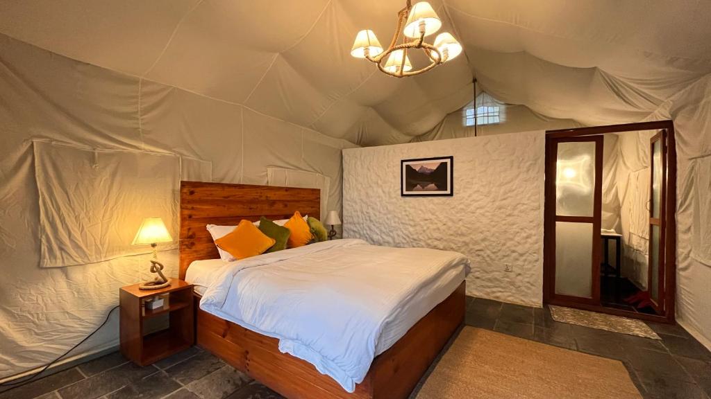 KusmaThe Cliff Resort Pokhara Kushma的帐篷内一间卧室,配有一张床