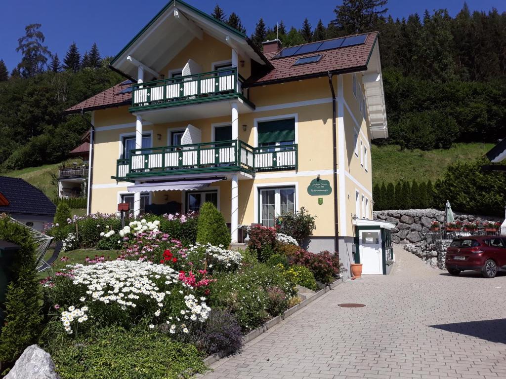 巴德米滕多夫LANDHAUS JASMIN ausgezeichnet mit 4 Kristallen - FW Sarsteinblick的带阳台的房屋,前面有鲜花
