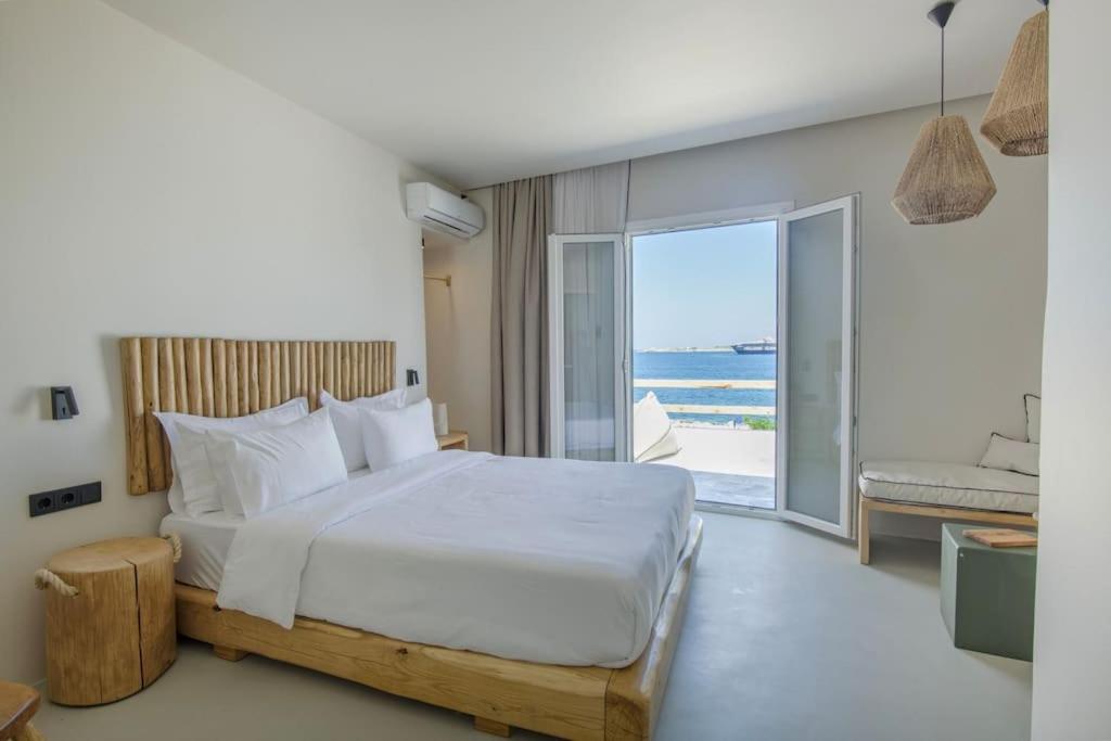 帕罗斯岛Lyra Sunset Suite的一间卧室配有一张床,享有海景