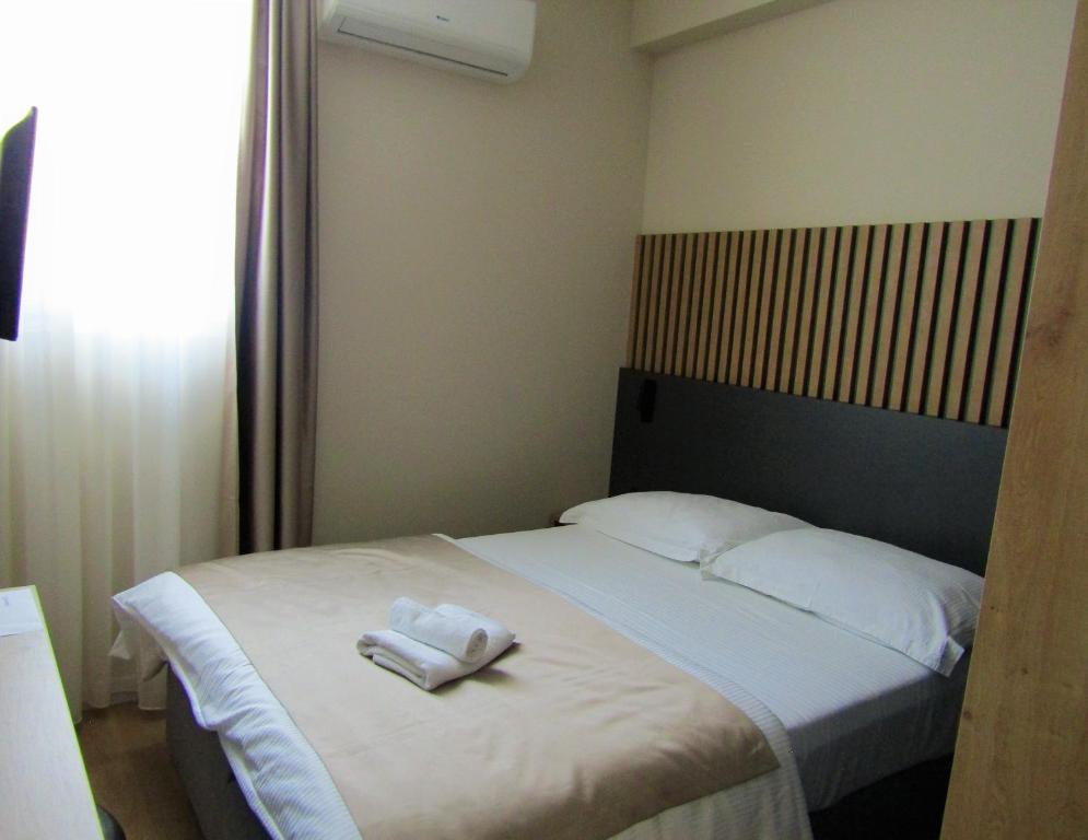 珀德垂那Beach Hotel Božikovina 2的一间卧室配有一张床,上面有两条毛巾