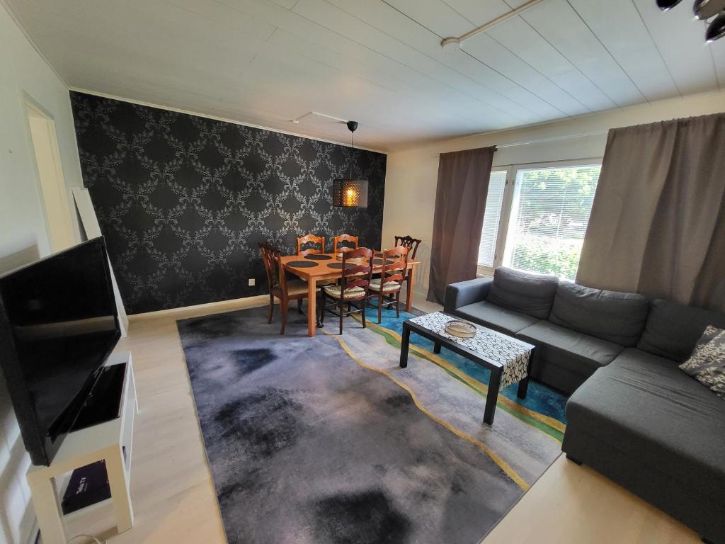 图尔库Saunallinen rivitalon pääty asunto kahdella terassilla的客厅配有沙发和桌子