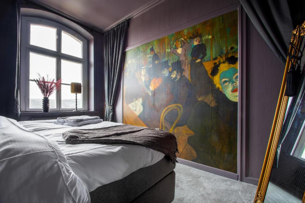 ÅmmebergHotel Montagne的卧室的墙上挂着一幅大画