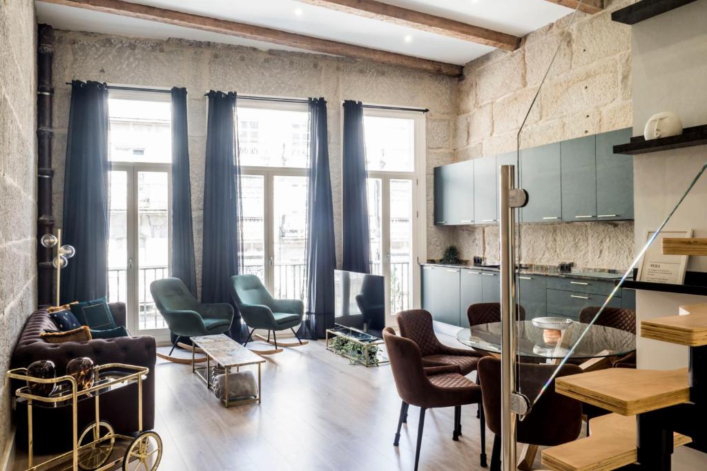 维戈Casa MIMOSA Vigo的客厅配有桌椅