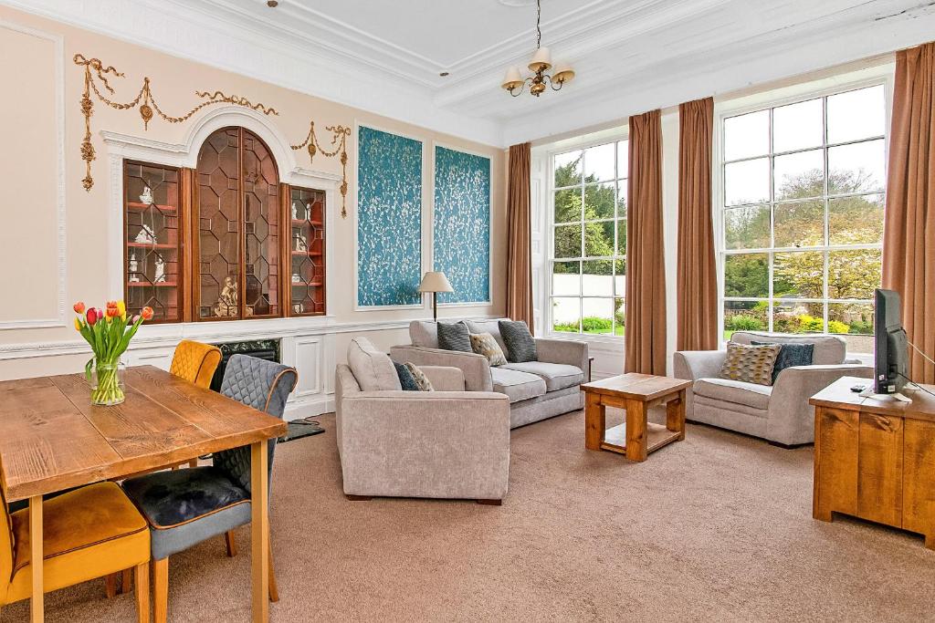 瑟斯克Finest Retreats - Hambleton Hall Apt的客厅配有沙发和桌子