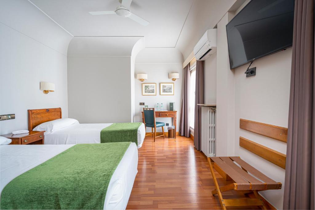 希洪埃尔南科尔特斯酒店的酒店客房设有两张床和一台平面电视。