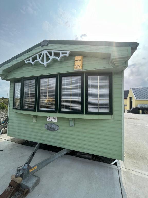 奎尔蒂Seaside Chalet的车道上建造的绿色小房子