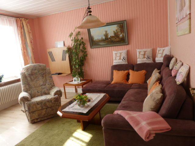 比苏姆Ferienwohnnung Westerwarft的客厅配有沙发和椅子