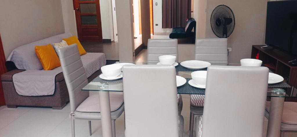 塔拉波托Apartamento Banda de Shilcayo的客厅配有桌椅和沙发