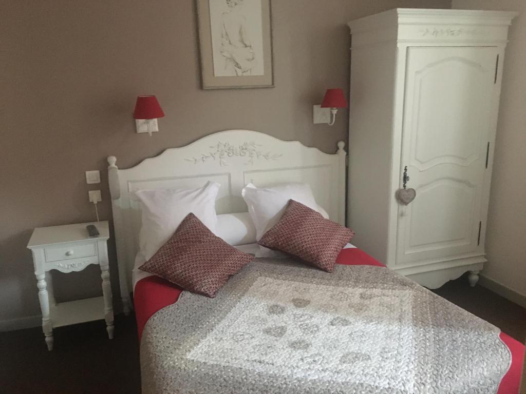 索伊茨HOTEL LES MARRONNIERS的卧室配有白色的床和2个枕头