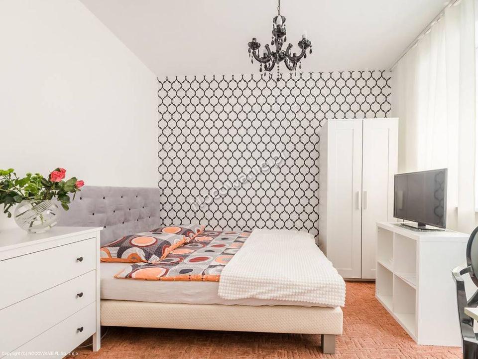 格丁尼亚Pokoje Gościnne Bryza Gdynia的一间卧室配有一张床和一台电视。