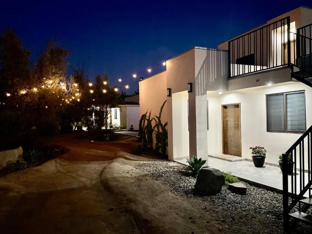 瓜达鲁佩镇Villa Macrina的一间白色的大房子,晚上有灯
