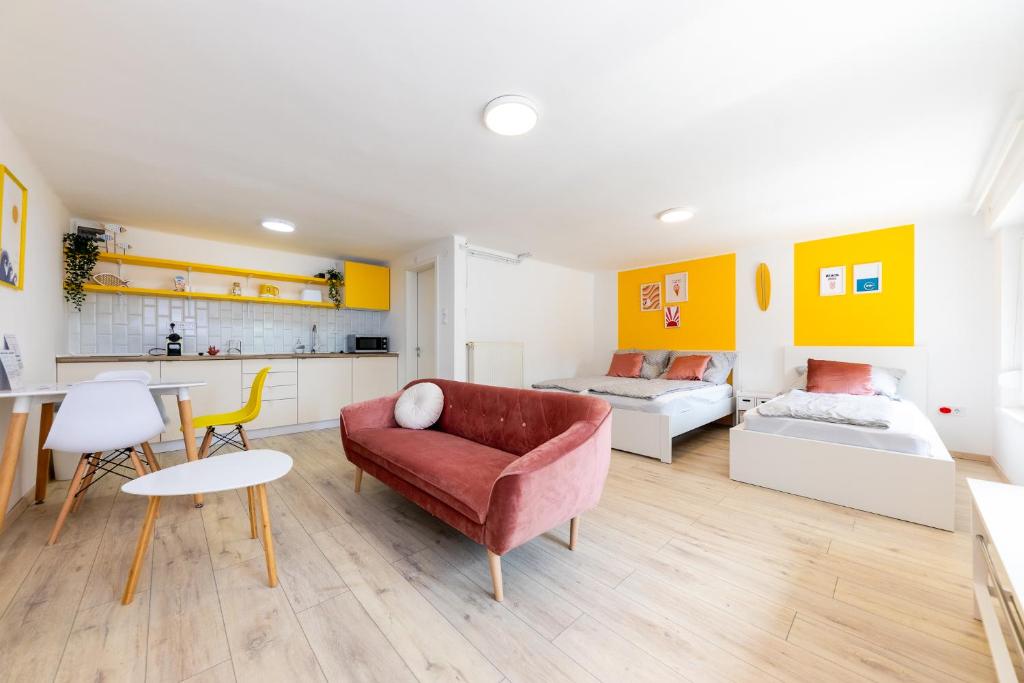 巴拉顿诺尔马迪Balaton Wave Apartments的客厅配有沙发和桌子