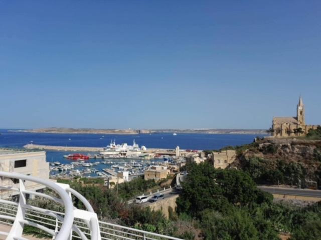 MġarrEast Breeze Penthouse的水面上游轮的城市景观