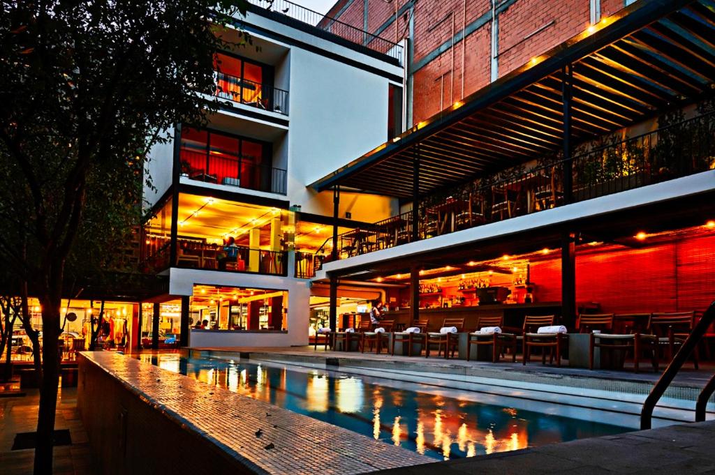 墨西哥城卡洛塔酒店的建筑前的一座带游泳池的建筑