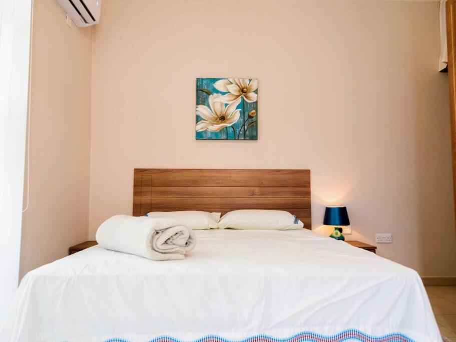 马尔萨斯卡拉Sea views apartment-wifi-sleep 5的一间卧室配有一张带白色床单的大床