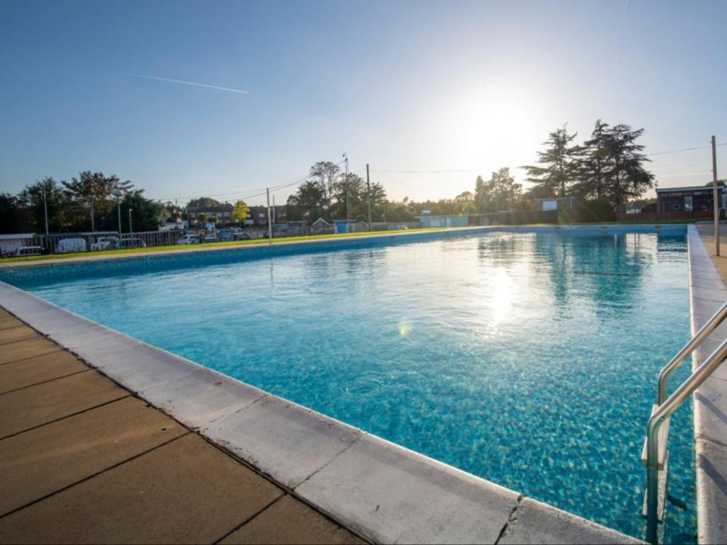 滨海克拉克顿Vacation Escape - Valley Farm -Clacton-on-sea - Holiday Park的蓝色海水大型游泳池