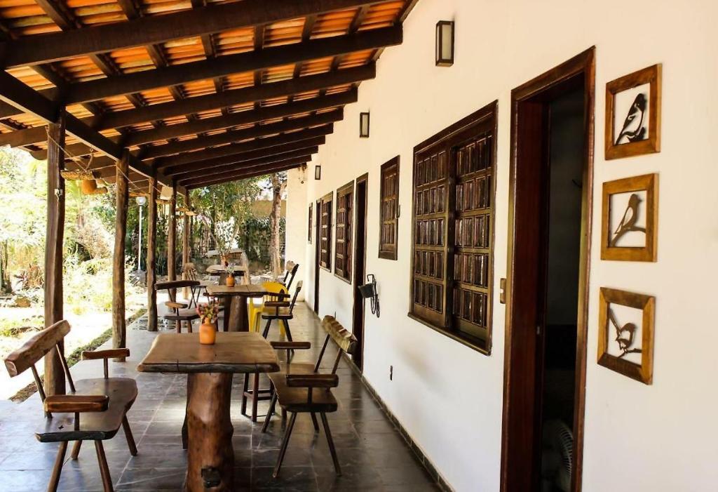 圣若热岛POUSADA PALIPALAN的餐厅内带桌椅的庭院