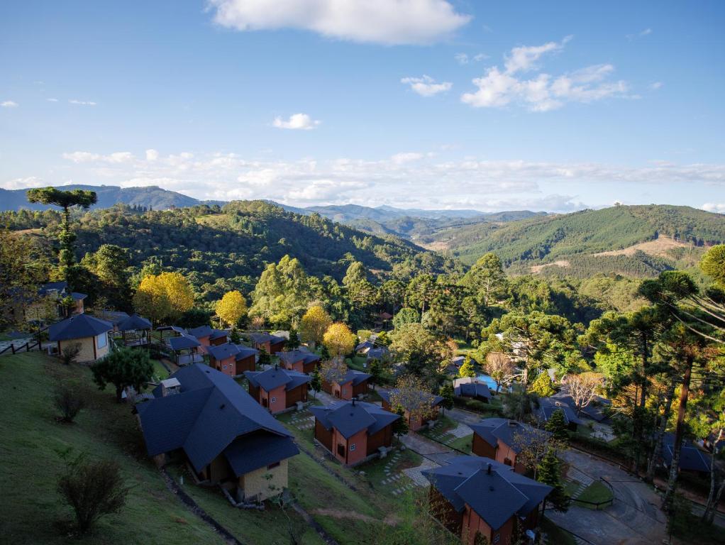 蒙特韦尔迪Pousada Varanda das Colinas的享有山脉小村庄的空中景致