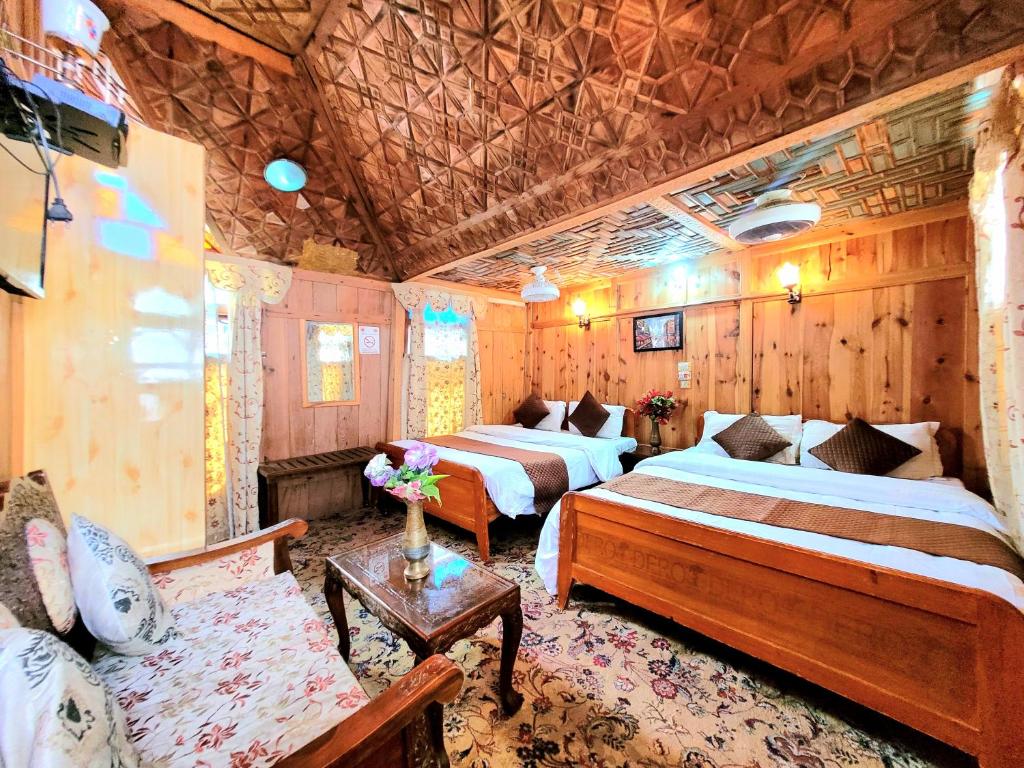 斯利那加Aziz Palace Group Of Houseboats的酒店客房,设有两张床和一张沙发