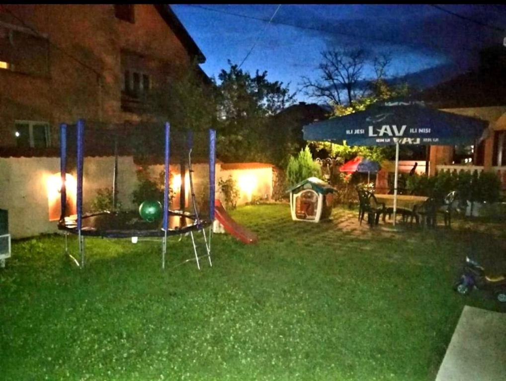 索科矿泉村Studio Isakovic的夜间后院,带游乐场和帐篷