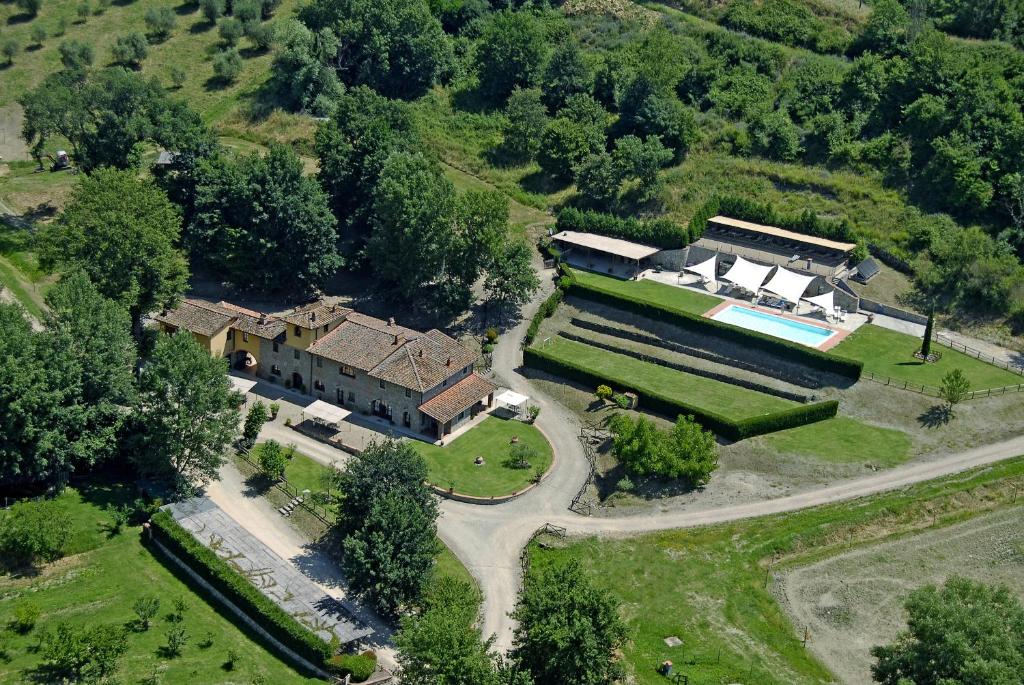 雷杰洛Agriturismo Le Buche di Viesca的享有大房子空中美景,设有庭院