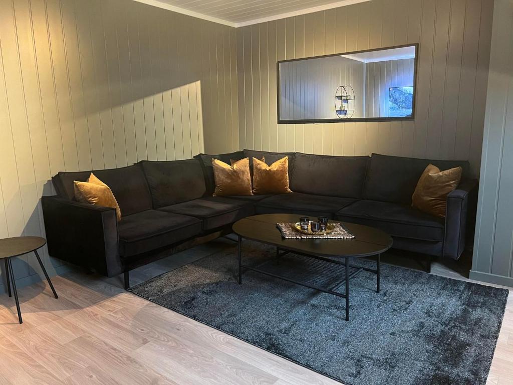 诺托登Gårdsopphold Notodden的客厅配有沙发和桌子