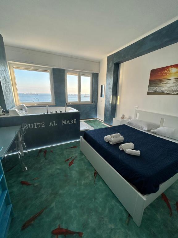 塔兰托Suite al mare的卧室配有一张床,浴室位于地板上,设有鱼
