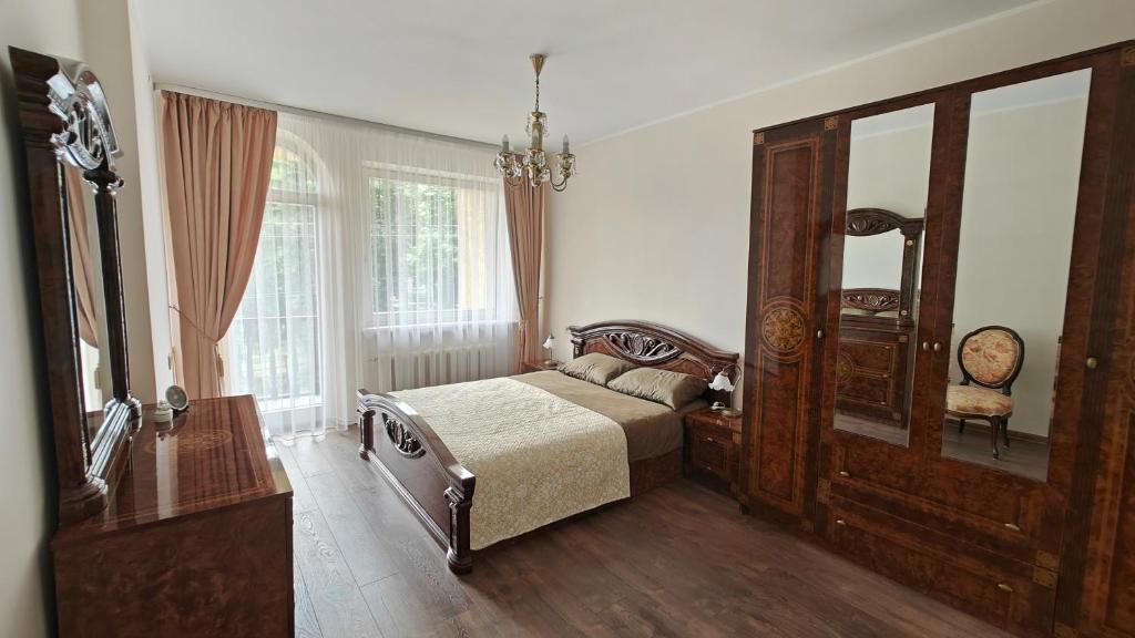 阿利图斯Vakaro Namai的一间卧室配有一张床、梳妆台和镜子