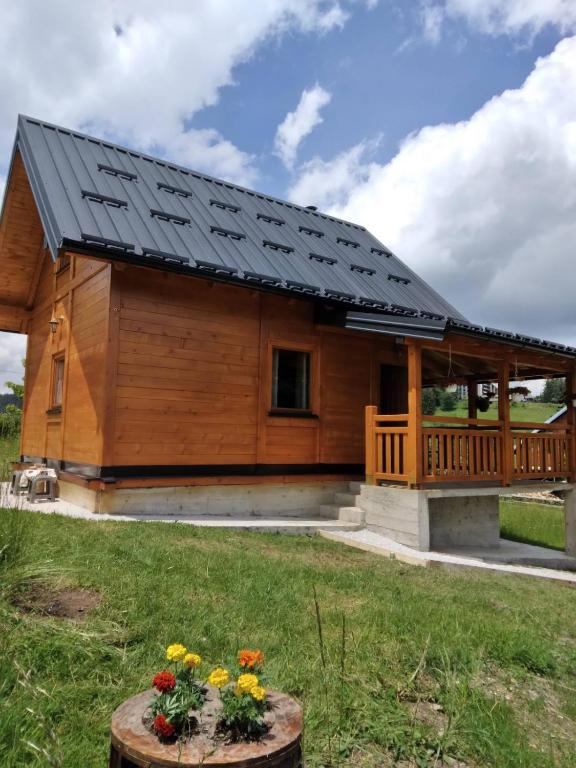 新瓦罗什Brvnara Srna Zlatar的一座大型木房子,设有太阳能屋顶