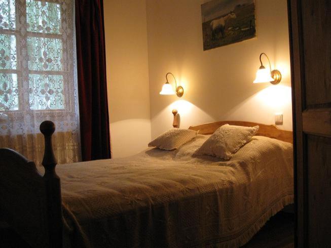 Stare OsiecznoVilla Stare Osieczno的一间卧室配有带两个枕头的床和窗户