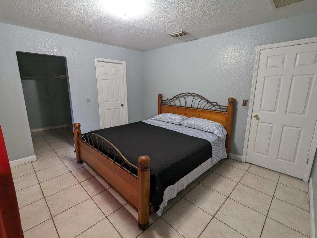 迈阿密MiLuSol的一间卧室,卧室内配有一张木床