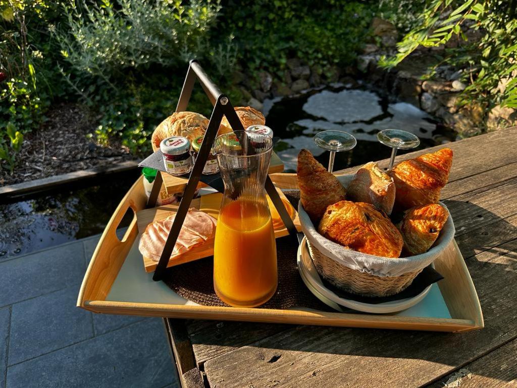 Grez-DoiceauÔ nature的桌上的面包和橙汁托盘