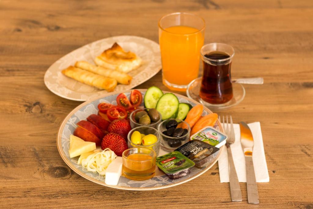 塞尔丘克Ephesus Hera的一盘水果和蔬菜以及一杯果汁