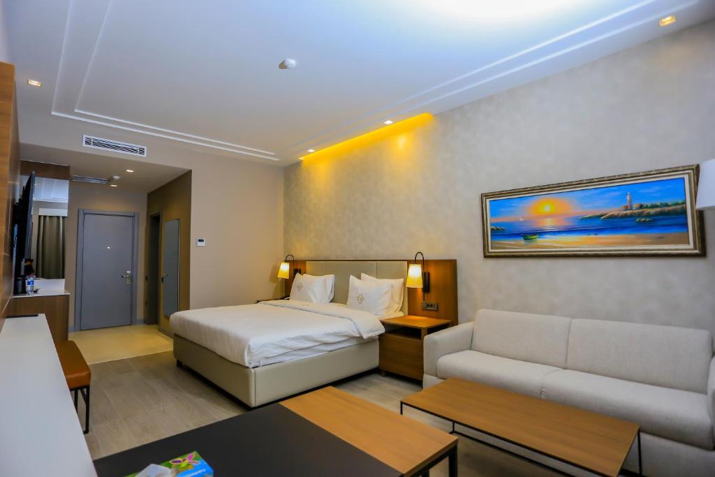 巴库Citymax Hotel Baku的酒店客房,配有床和沙发