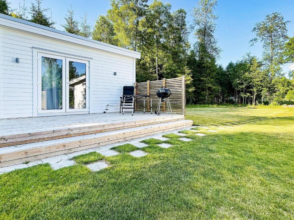 永比Holiday home LJUNGBY IV的一座房子,上面有烧烤架