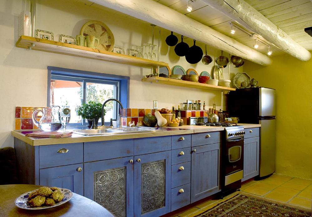 陶斯Casa Gallina - An Artisan Inn的厨房配有蓝色橱柜和水槽