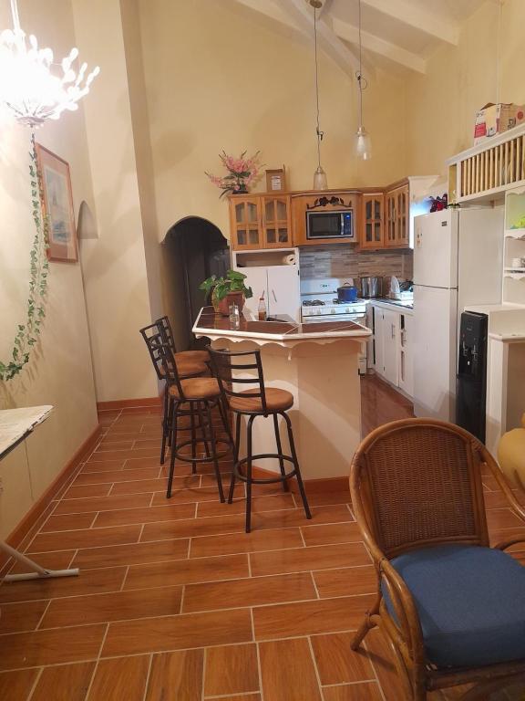 CarriacouAlexander's Apartment的厨房配有桌椅和柜台