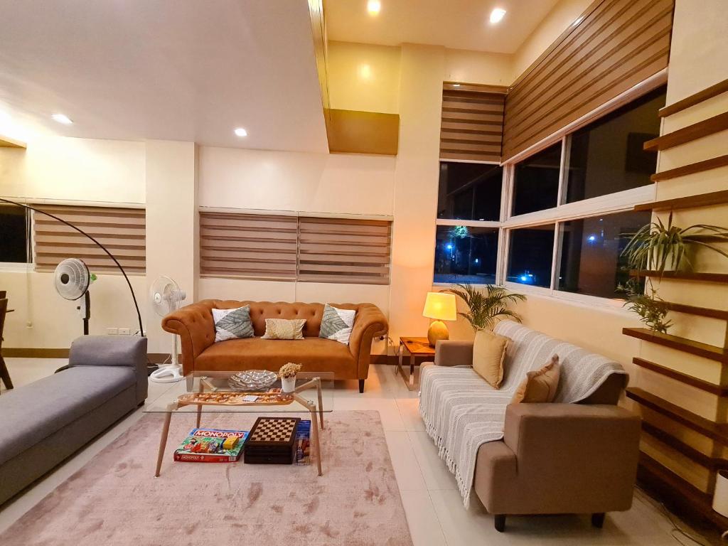 大雅台Serenity Home near Ayala Malls Serin的带沙发和桌子的客厅