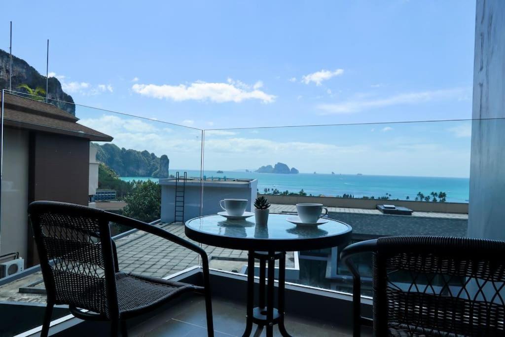 甲米镇A401-Silk Condo Aonang, Sea view - 5 mins to beach的海景阳台上的桌椅